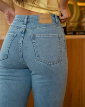 Cargar imagen en el visor de la galería, JEAN MOM FLARE STRETCH TIRO ALTO 4307