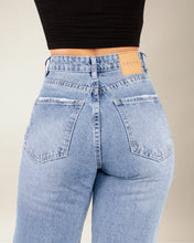 Cargar imagen en el visor de la galería, JEAN MOM FLARE RIGIDO TIRO ALTO 4124