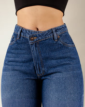 Cargar imagen en el visor de la galería, JEAN MOM FLARE RIGIDO TIRO ALTO 4255