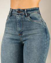 Cargar imagen en el visor de la galería, JEAN MOM FLARE STRETCH TIRO ALTO 4308