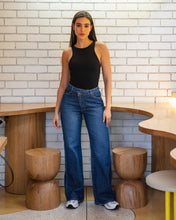 Cargar imagen en el visor de la galería, JEAN MOM FLARE RIGIDO TIRO ALTO 4255