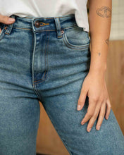 Cargar imagen en el visor de la galería, JEAN MOM FLARE STRETCH TIRO ALTO 4308
