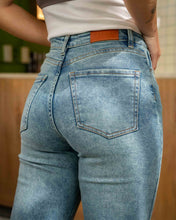 Cargar imagen en el visor de la galería, JEAN MOM FLARE STRETCH TIRO ALTO 4308
