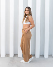 Cargar imagen en el visor de la galería, PANTALON  MOM FLARE STRETCH TIRO ALTO CAMEL 4178
