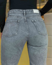 Cargar imagen en el visor de la galería, JEAN STRAIGHT SLIM RIGIDO TIRO ALTO 4203
