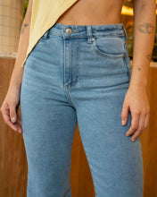 Cargar imagen en el visor de la galería, JEAN MOM FLARE STRETCH TIRO ALTO 4307
