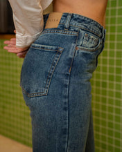 Cargar imagen en el visor de la galería, JEAN MOM FLARE RIGIDO TIRO ALTO 4298
