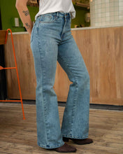 Cargar imagen en el visor de la galería, JEAN MOM FLARE STRETCH TIRO ALTO 4308
