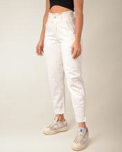 Cargar imagen en el visor de la galería, JEAN MOM FIT  RIGIDO PRETINA RESORTADA TIRO ALTO 4130
