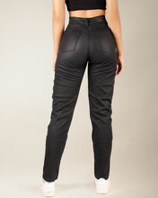 Cargar imagen en el visor de la galería, PANTALON SLIM EFECTO CUERO STRETCH 4166
