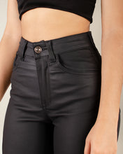 Cargar imagen en el visor de la galería, PANTALON SLIM EFECTO CUERO STRETCH 4166
