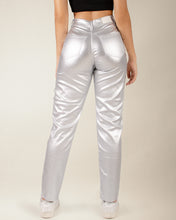 Cargar imagen en el visor de la galería, PANTALON SLIM EFECTO CUERO METALIZADO STRETCH 4167
