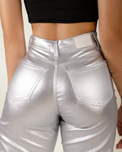 Cargar imagen en el visor de la galería, PANTALON SLIM EFECTO CUERO METALIZADO STRETCH 4167

