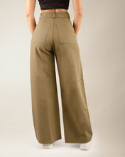 Cargar imagen en el visor de la galería, PANTALON  MOM FLARE STRETCH TIRO ALTO OLIVA 4174
