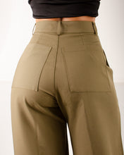 Cargar imagen en el visor de la galería, PANTALON  MOM FLARE STRETCH TIRO ALTO OLIVA 4174

