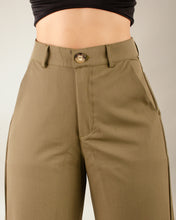Cargar imagen en el visor de la galería, PANTALON  MOM FLARE STRETCH TIRO ALTO OLIVA 4174
