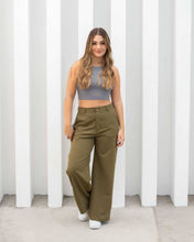 Cargar imagen en el visor de la galería, PANTALON  MOM FLARE STRETCH TIRO ALTO OLIVA 4174
