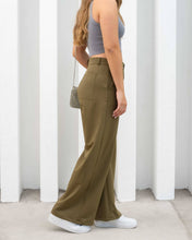 Cargar imagen en el visor de la galería, PANTALON  MOM FLARE STRETCH TIRO ALTO OLIVA 4174
