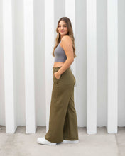 Cargar imagen en el visor de la galería, PANTALON  MOM FLARE STRETCH TIRO ALTO OLIVA 4174
