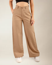 Cargar imagen en el visor de la galería, PANTALON  MOM FLARE STRETCH TIRO ALTO CAMEL 4178
