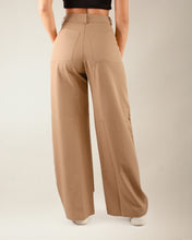 Cargar imagen en el visor de la galería, PANTALON  MOM FLARE STRETCH TIRO ALTO CAMEL 4178
