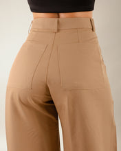 Cargar imagen en el visor de la galería, PANTALON  MOM FLARE STRETCH TIRO ALTO CAMEL 4178
