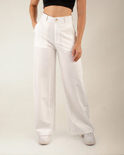 Cargar imagen en el visor de la galería, PANTALON  MOM FLARE STRETCH TIRO ALTO MARFIL 4180

