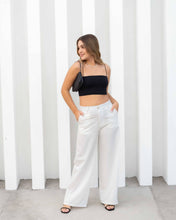 Cargar imagen en el visor de la galería, PANTALON  MOM FLARE STRETCH TIRO ALTO MARFIL 4180
