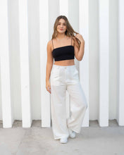 Cargar imagen en el visor de la galería, PANTALON  MOM FLARE STRETCH TIRO ALTO MARFIL 4180
