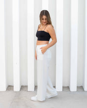 Cargar imagen en el visor de la galería, PANTALON  MOM FLARE STRETCH TIRO ALTO MARFIL 4180
