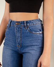 Cargar imagen en el visor de la galería, JEAN MOM FLARE RIGIDO TIRO ALTO 4185
