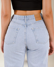 Cargar imagen en el visor de la galería, JEAN MOM FLARE RIGIDO TIRO ALTO 4196
