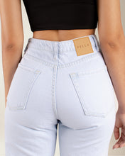 Cargar imagen en el visor de la galería, JEAN MOM FLARE RIGIDO TIRO ALTO 4196-2
