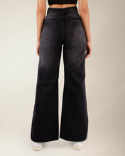 Cargar imagen en el visor de la galería, JEAN MOM FLARE RIGIDO NEGRO TIRO ALTO 4232
