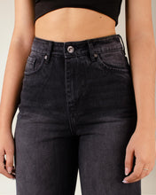 Cargar imagen en el visor de la galería, JEAN MOM FLARE RIGIDO NEGRO TIRO ALTO 4232
