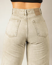 Cargar imagen en el visor de la galería, JEAN STRAIGHT LENGHT RIGIDO TIRO ALTO 4295
