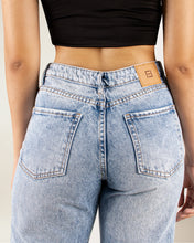 Cargar imagen en el visor de la galería, JEAN MOM FLARE RIGIDO TIRO ALTO 4258
