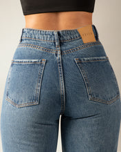 Cargar imagen en el visor de la galería, JEAN MOM FLARE RIGIDO TIRO ALTO 4261
