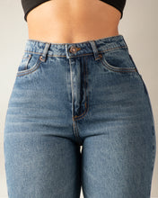Cargar imagen en el visor de la galería, JEAN MOM FLARE RIGIDO TIRO ALTO 4261
