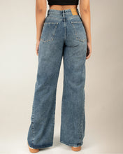 Cargar imagen en el visor de la galería, JEAN MOM FLARE RIGIDO TIRO ALTO 4267
