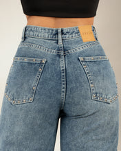 Cargar imagen en el visor de la galería, JEAN MOM FLARE RIGIDO TIRO ALTO 4267
