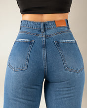 Cargar imagen en el visor de la galería, JEAN MOM FLARE RIGIDO TIRO ALTO 4276
