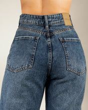 Cargar imagen en el visor de la galería, JEAN MOM FLARE RIGIDO TIRO ALTO 4298
