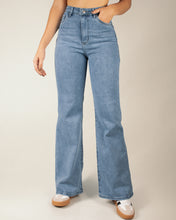 Cargar imagen en el visor de la galería, JEAN MOM FLARE STRETCH TIRO ALTO 4307
