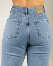 Cargar imagen en el visor de la galería, JEAN MOM FLARE STRETCH TIRO ALTO 4307
