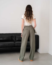 Cargar imagen en el visor de la galería, PANTALON LIVIANO RIGIDO TIRO ALTO 4231
