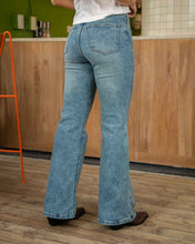 Cargar imagen en el visor de la galería, JEAN MOM FLARE STRETCH TIRO ALTO 4308
