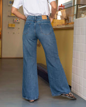 Cargar imagen en el visor de la galería, JEAN MOM FLARE RIGIDO TIRO ALTO 4261
