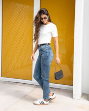 Cargar imagen en el visor de la galería, JEAN MOM FIT STRETCH TIRO ALTO 4201
