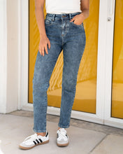Cargar imagen en el visor de la galería, JEAN MOM FIT STRETCH TIRO ALTO 4201
